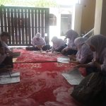 Siswa siswa SMP Islam Al Mabruroh